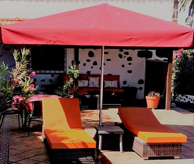 Zum Entspannen ist die Poolterrasse mit Liegen und einer Sofaecke, sowie Esstisch und Stühlen ausgestattet.